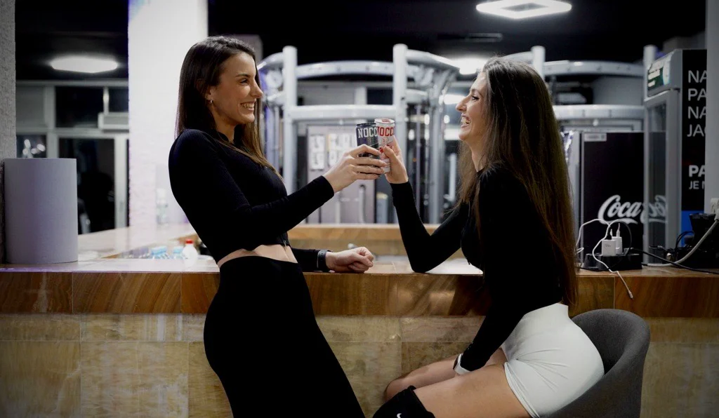 Tijana i klijentkinja nazdravljaju posle treninga u teretani u Kraljevu