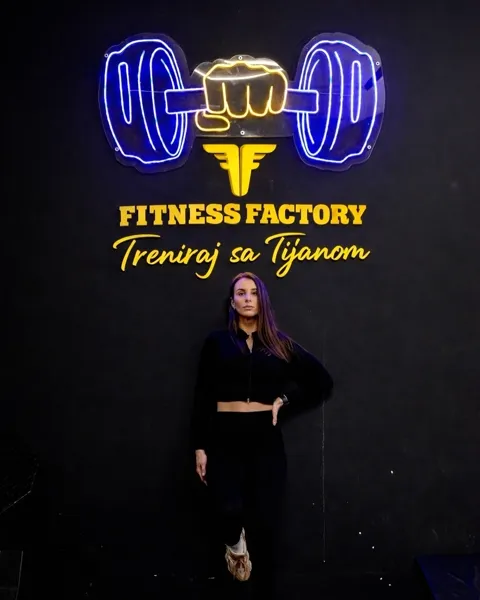Instagram objava: Tijana ispod neonskog logoa Fitness Factory